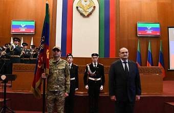 Добровольческому батальону «Каспий» торжественно передали Боевое знамя