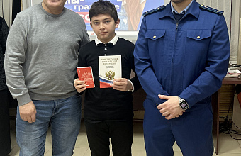 В Тарумовском районе торжественно вручили паспорта активистам «Движения первых»