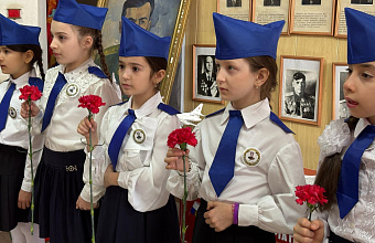 В Каспийске учащихся лицея №8 посвятили в аметхановцы