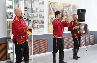 Артисты концертную программу приурочили третьему дню выбора Президента России и 10-летию вхождения Крыма в состав РФ