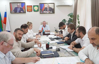 Вопросы поддержки семей участников СВО и благоустройства общественных территорий обсудили в администрации Каспийска