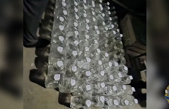 Перевозку 455 литров нелегального алкоголя пресекли полицейские в Дагестане