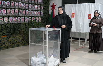 Мать и вдова погибших бойцов СВО проголосовала на муниципальных выборах в Казбековском районе