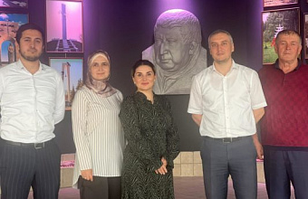 Абдуразак Джамалутдинов посетил обновленный мемориальный комплекс «Белые журавли» в селе Цада