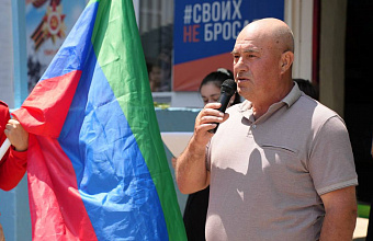 В Хасавюрте открыли мемориальную доску в память об участнике СВО Абушеите Темирбекове 