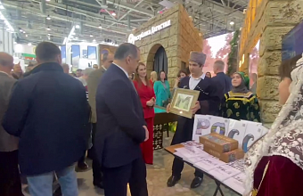 Глава РД Сергей Меликов посетил дагестанскую экспозицию ко Дню образования