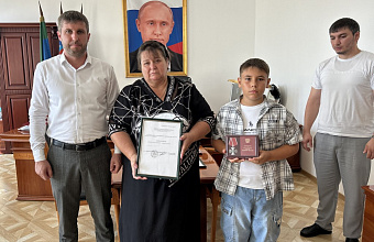 Глава Тарумовского района вручил ордена Мужества родителям участников СВО