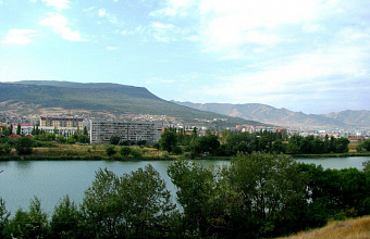 «Цветение» Вузовского озера - причина воды с неприятным запахом из кранов у части махачкалинцев