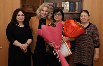 Зарема Бутаева поздравила с юбилеем заслуженного работника культуры РД Зюльмиру Лачуеву