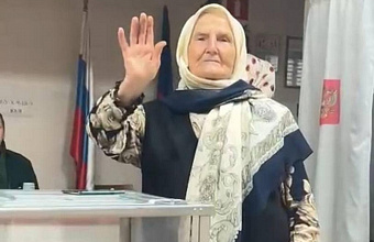 88-летняя мать-героиня из Казбековского района станцевала на избирательном участке
