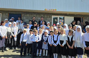 Глава Бежтинского участка посетил торжественную линейку в Гарбутлинской школе