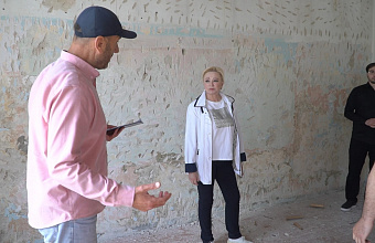 Депутат НС РД Елена Павлюченко проверила ход капремонта в каспийской школе №2