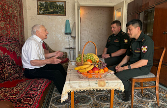 Росгвардейцы Дагестана поздравили с 98-летием ветерана Великой Отечественной войны
