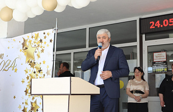 В Буйнакске прозвенели последние звонки для выпускников одиннадцати школ