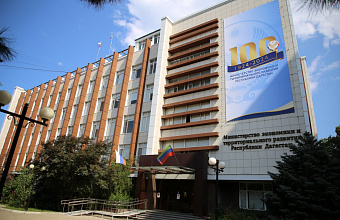 Сергей Меликов поздравил работников экономической службы с 100-летием Минэкономразвития РД