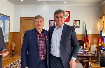 Глава Карабудахкентского района наградил добровольцев-ополченцев