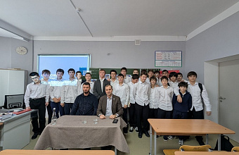 В Махачкале прошла «Классная встреча» школьников с известными отцами, приуроченная ко Дню отца