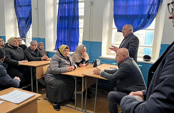 Халид Нурмагомедов встретился с представителями родительского комитета в селе Советское Бабаюртовского района