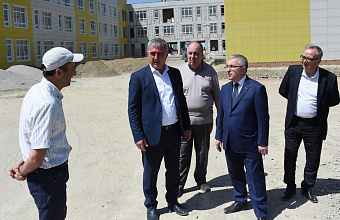 Юрий Левицкий посетил строящуюся школу в селе Байрамаул