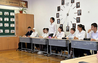 «Единая Россия» проводит цикл занятий по финансовой грамотности для школьников Дербента