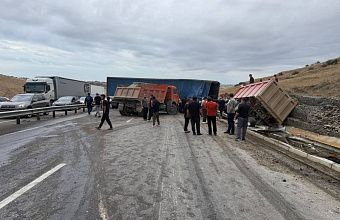 Самосвал и фура столкнулись на трассе в Дагестане, оба водителя пострадали