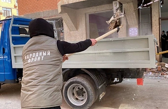Команда «Молодежки Народного фронта» помогает устранить последствия взрыва бытового газа в жилом доме в Махачкале