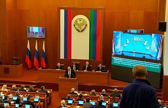 Абдулмуслим Абдулмуслимов на сессии НС РД рассказал о помощи жителям Запорожья и беженцам из Палестины