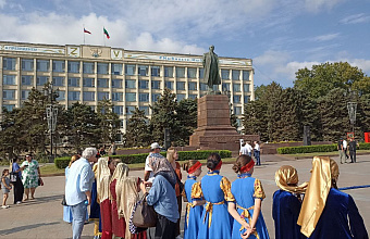 На главной площади Махачкалы отметили День Государственного флага России