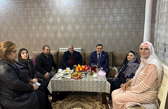 Глава Магарамкентского района посетил многодетную мать из села Советского