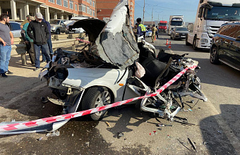 Бронетранспортер наехал на легковушку в пригороде Махачкалы, погиб один человек
