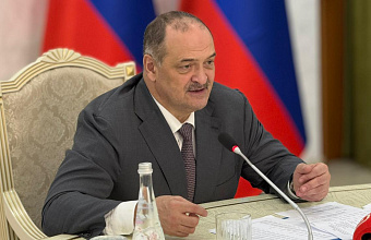 Сергей Меликов наградил отличившихся дагестанцев ко Дню Героев Отечества