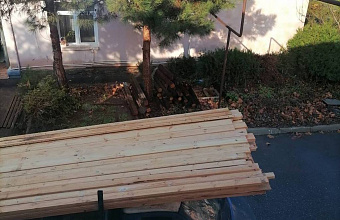 Новую крышу устанавливают в многоквартирном доме в Каспийске