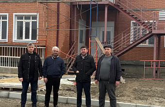 Единороссы Тарумовского района проинспектировали строительство детского сада