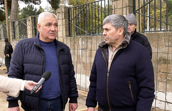 Работы по благоустройству проводят на братских воинских захоронениях в Дербенте