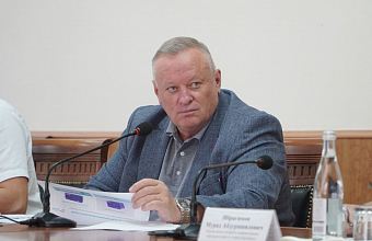 Мэр Каспийска Борис Гонцов провел расширенное аппаратное совещание