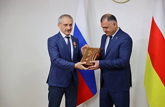 Алан Гаглоев наградил Энрика Муслимова за вклад в развитие отношений между Дагестаном и Южной Осетией