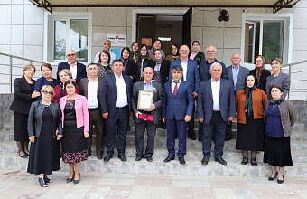 Глава Табасаранского района поздравил с юбилеем своего первого учителя