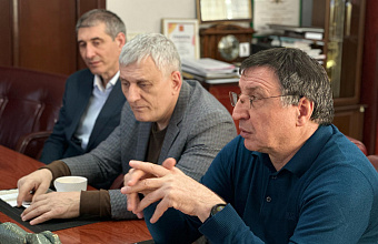 В ДГУ прошла встреча Муртазали Рабаданова и научного руководителя «Дагестанской школьной республики» Михаила Шахраманьяна