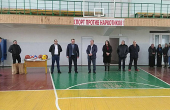 Глава Хивского района присоединился к акции «Сделай подарок родной школе»