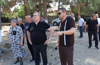 Глава Дербентского района проинспектировал ход капремонта школы №3 в поселке Белиджи