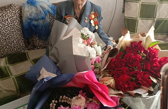 Сотрудники Минтруда РД в Буйнакске поздравили ветерана с 80-летием снятия блокады Ленинграда