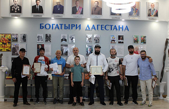Сажид Сажидов наградил дагестанских бегунов-участников забега из Махачкалы в Избербаш