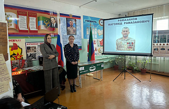 В Махачкалинской школе № 15 установили парту Героя