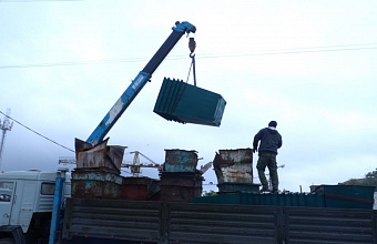 В Махачкале продолжается замена изношенных мусорных контейнеров