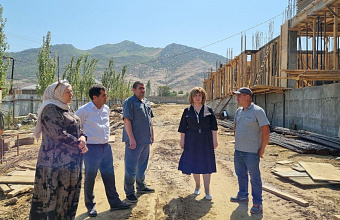 Депутаты Махачкалы проверили ход строительства пристройки к школе в Ленинкенте