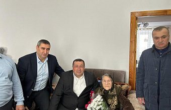 В Сулейман-Стальском районе цветы и подарки вручили блокаднице Ленинграда