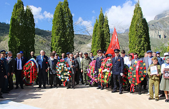 Сайгидахмед Ахмедов возложил венки к памятнику воинам Великой Отечественной войны