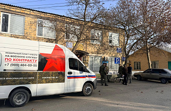 Глава Каякентского района ознакомился с работой мобильного пункта по набору контрактников