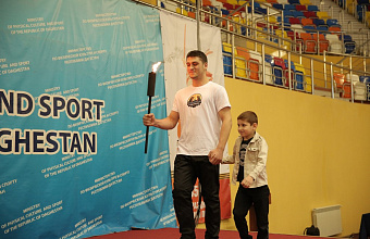 Сын участника СВО пронес факел эстафеты Олимпиады народов мира в Каспийске