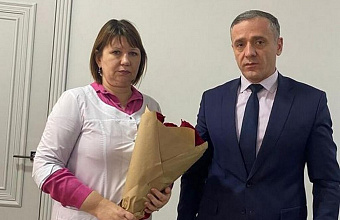 Главврач горбольницы Кизляра поздравил мать погибшего участника СВО с Днем матери